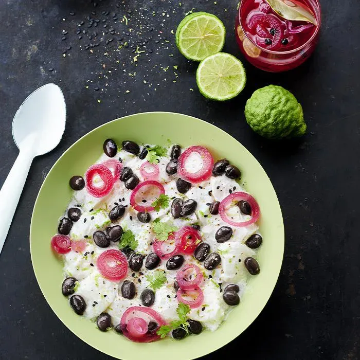 Image représentant Ceviche de cabillaud aux Haricots Noirs, lait de coco et pickles d’oignons rouges