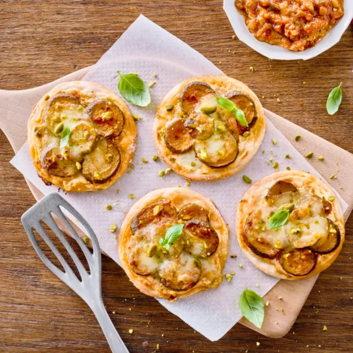 Image représentant Pizzette aux courgettes à la provençale, pistaches & mozzarella