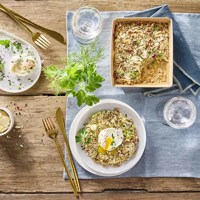 Image représentant Œufs pochés aux herbes et au parmesan accompagnés de Choux cuisinés